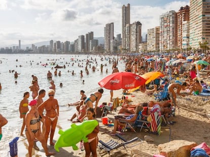 Bañistas en la playa de Levante de Benidorm (Alicante). GETTY