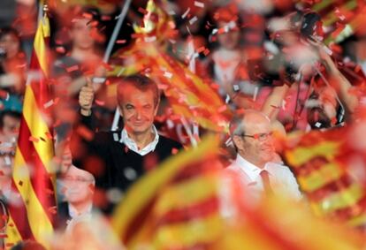 El presidente del Gobierno José Luis Rodríguez Zapatero, a la izquierda, y José Montilla al término del mitin que el PSC ha ofrecido hoy en Viladecans (Barcelona).