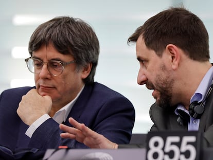 Ton Comín, a la derecha, y Carles Puigdemont, este miércoles durante el pleno de la Eurocámara en el que se debate sobre la proposición de ley de amnistía española.