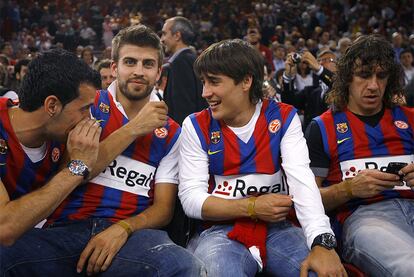 Los jugadores del Barcelona de fútbol, Busquets, Piqué, Bojan y Puyol, muy aficionados al baloncesto, no han querido perderse la final dedel Barça ante el Olympiakos en París.