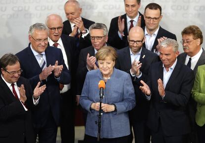 Angela Merkel, rodeada de miembros de su partido, tras los resultados electorales. 