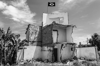 Una bandera de Brasil corona una de las construcciones demolidas de la favela Vila Autódromo para los Juegos Olímpicos (febrero, 2016).