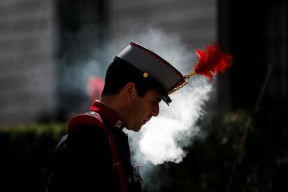 Un miembro de la Guardia Real exhala humo de un vaporizador antes de la ceremonia con el príncipe heredero de Arabia Saudí Mohammed bin Salman y la ministra de Defensa, María Dolores de Cospedal en Madrid (España).