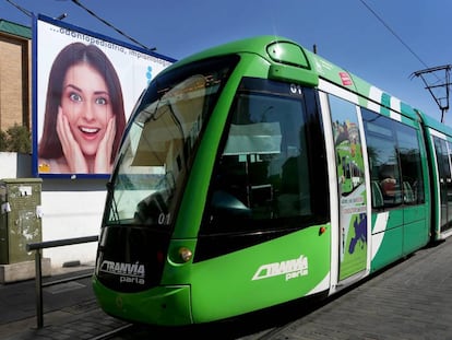 Uno de los vagones del tranv&iacute;a de Parla estacionado.