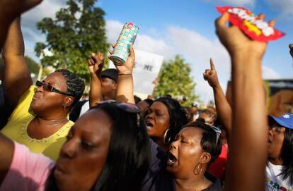 Manifestantes protestan la muerte de Trayvon Martin con refrescos y gominolas como los que el adolescente compró antes de morir.