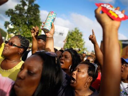 Manifestantes protestan la muerte de Trayvon Martin con refrescos y gominolas como los que el adolescente compr&oacute; antes de morir.