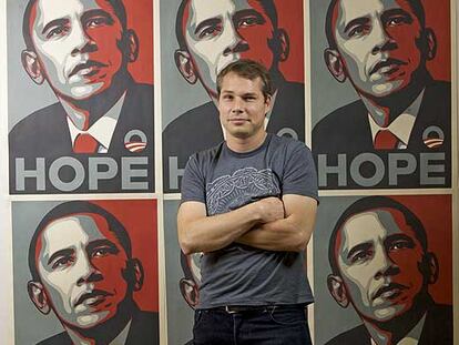 Shepard Fairey, con su obra.