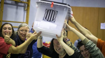 Votantes celebran el cierre de la votación del 1-O en el IES Reina Violant.
