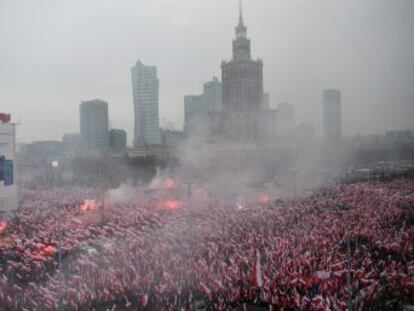 Unas 200.000 personas se manifiestan en Varsovia para celebrar el centenario de la independencia en una marcha del Gobierno a la que se han sumado varios grupos de extrema derecha europeos