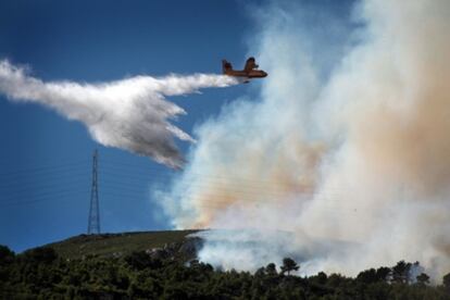 Trabajos de extinción del incendio en La Riba.