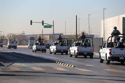 Vehículos de la Guardia Nacional trasladan a elementos tras su llegada al aeropuerto de Ciudad Juárez.