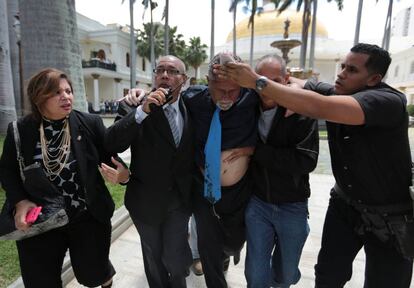 El diputado opositor Américo De Grazia es trasladado después de haber sido herido.