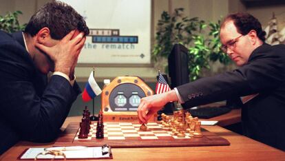 Garry Kasparov (izquierda) se sujeta la cabeza mientras el científico de IBM, Joseph Hoane, mueve una ficha al dictado de la computadora de IBM Deep Blue en la sexta y última partida de su enfrentamiento el 11 de mayo de 1997 en Nueva York. Kasparov se rindió tras 19 movimientos y Deep Blue ganó 2,5 frente a 3.5.