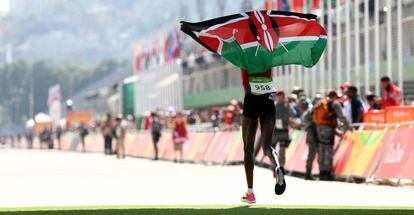 Sumgong festeja tras ganar el oro en el maratón femenino.