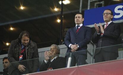 Amadeo Salvo, en el centro, en el partido del Valencia en Basilea.