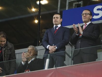 Amadeo Salvo, en el centro, en el partido del Valencia en Basilea.