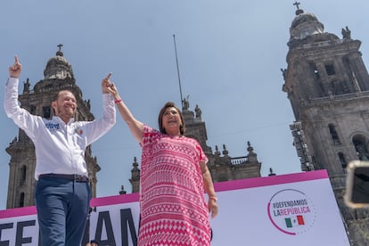 Xóchitl Gálvez y Santiago Taboada sobre el escenario colocado para el evento de este domingo en el Zócalo.