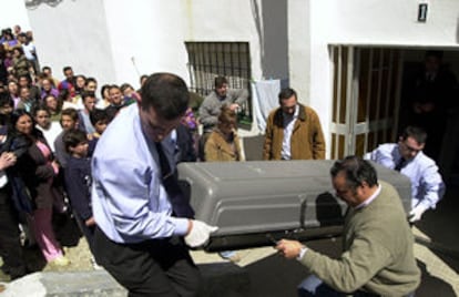 Traslado del féretro con los restos de Amanda C. A. en Algeciras.