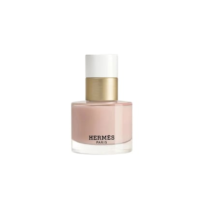 Un bolso Hermès es uno de los objetos más aspiracionales que existen en el universo de la moda y la casa refuerza ese halo de deseo con productos más asequibles sin dejar de ser lujosos. El esmalte de uñas es una puerta de entrada al universo de Hermès por un precio de 51 euros. Fabricados en Francia, son 24 tonos inspirados en los colores icónicos de la marca, con un acabado lacado brillante y duradero. El frasco es un diseño de Pierre Hardy y, por supuesto, vienen en una pequeña caja naranja. 