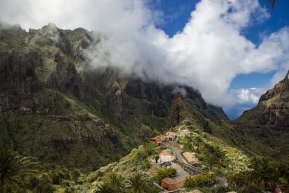 Incluso en la turística isla de Tenerife quedan rincones con encanto, aunque para encontrarlos haya que zigzaguear por carreteras endemoniadas. Pero la recompensa suele merecer la pena. Esto ocurre en Masca, que pasa por ser la aldea más espectacular de la isla: un pueblo encaramado en lo alto de un risco del parque natural del Teno, rodeado de montañas y que sirve de puerta de entrada al barranco de Masca. La carretera de subida al pueblo, que traza algunas curvas espeluznantes, es una de las grandes experiencias de conducción en Tenerife.