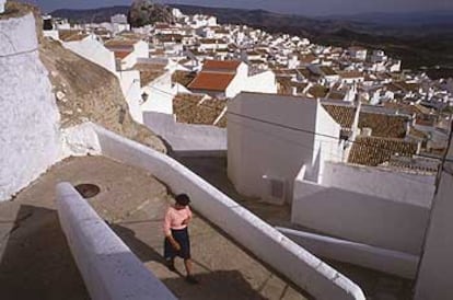 El encalado, y la teja árabe en la mayoría de los tejados, definen el perfil de las casas escalonadas de Olvera (Cádiz), pueblo blanco de cerca de 9.000 habitantes.