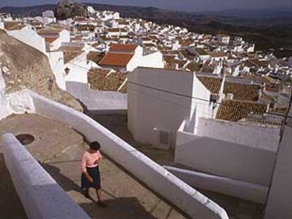 El encalado, y la teja árabe en la mayoría de los tejados, definen el perfil de las casas escalonadas de Olvera (Cádiz), pueblo blanco de cerca de 9.000 habitantes.