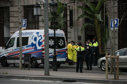 Trasllat de malalts infectats pel coronavirus en estat lleu de Vall d'Hebron a l'hotel Cotton House de Barcelona.