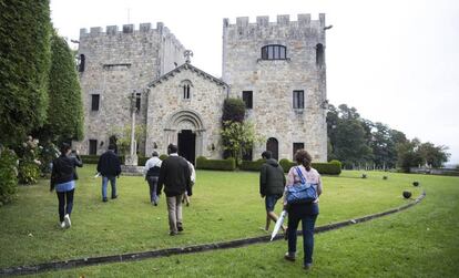 Un grupo de turistas realiza una visita guiada al Pazo de Meirás, en Sada (Coruña).