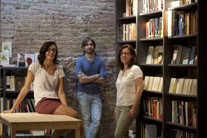 Mireia Perelló (izquierda), Tono Cristòfol y Olga Federico, en la librería que inauguran hoy.