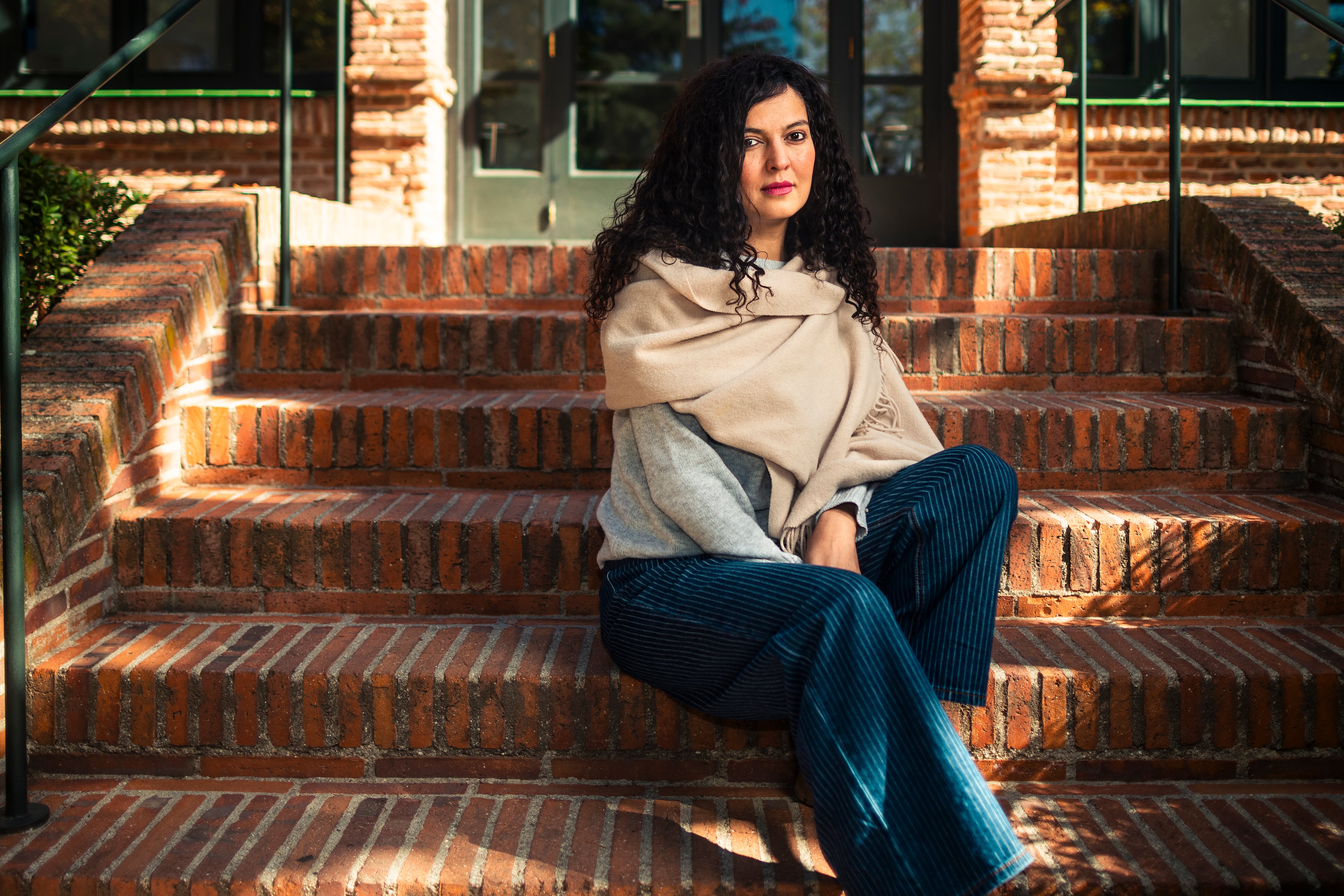 Aliyeh Ataei, escritora iraní de origen afgano, en la entrada del pabellón central de la Residencia de Estudiantes de Madrid, el pasado lunes.