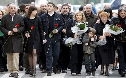 La familia de Isaías Carrasco, junto al 'Lehendakari', Patxi López, en el homenaje que se ha hecho hoy al ex concejal socialista asesinado por ETA hace dos años