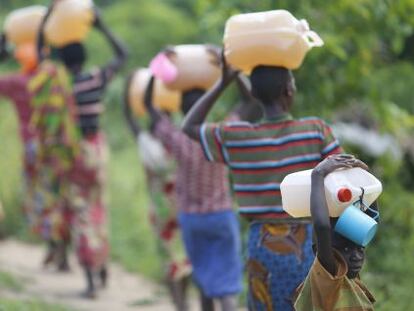 Mujeres del campo de Mahama, en Ruanda, van a por agua al r&iacute;o.