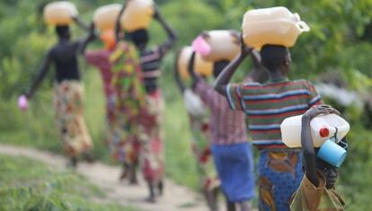 Mujeres del campo de Mahama, en Ruanda, van a por agua al río.