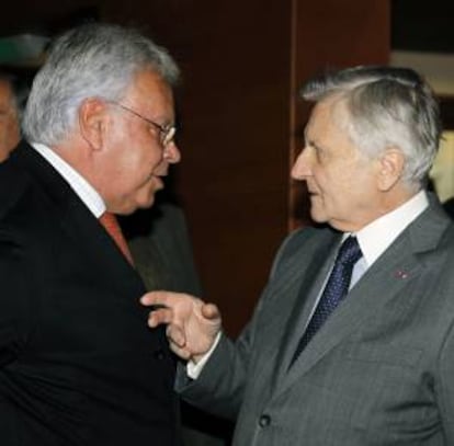 El expresidente del Gobierno Felipe González (i) conversa con el expresidente del BCE Jean Claude Trichet, poco antes de participar ambos en el debate "Desafíos políticos en la sociedad europea del siglo XXI", que se ha desarrollado hoy en el Salón de Grados de la Facultad de Derecho de la Universidad Autónoma de Madrid.