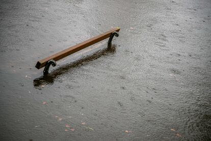 Un banco de Lugo cubierto por el agua. Tras el paso este lunes de la borrasca Gérard, la parte más adversa de este temporal invernal corresponderá a la borrasca Fien, que a partir de este martes mantiene activado el aviso rojo en Galicia.
