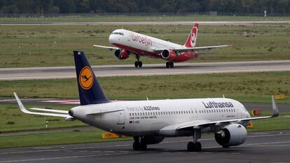 Un avi&oacute;n de Lufthansa y otro de Air Berlin en el aeropuerto de D&uuml;sseldorf.