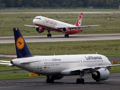 Un avi&oacute;n de Lufthansa y otro de Air Berlin en el aeropuerto de D&uuml;sseldorf.