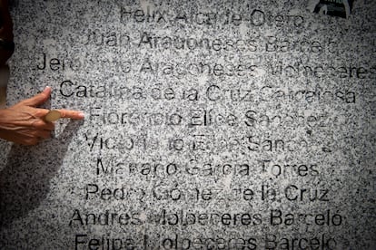 Los nombres de 16 vecinos de Hortaleza asesinados entre 1939 y 1941 que han sido plasmados en un monolito ubicado en la plaza Chabuca.