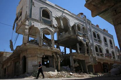 Edificio destrozado por los bombardeos en la localidad rebelde de Inkhil, al oeste de Deraa, en Siria.