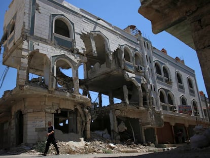 Edificio destrozado por los bombardeos en la localidad rebelde de Inkhil, al oeste de Deraa, en Siria.