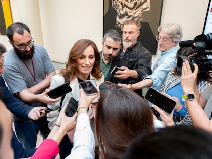 La ministra de Sanidad, Mónica García, atiende a los medios de comunicación, a su llegada a una sesión de control en el Senado, este martes.