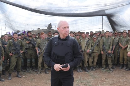 El ministro de Defensa israelí, Yoav Gallant, este jueves en una base militar cerca de la frontera con Gaza.