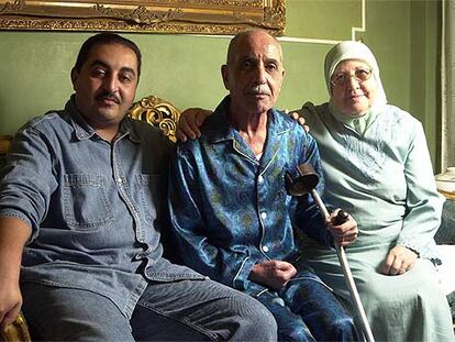 El egipcio Ehab Elmaghraby posa junto a sus padres en su ciudad natal, Alejandría, en abril de 2004.