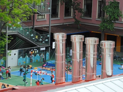 Chimeneas de las instalaciones de unas cocinas fantasma junto al colegio Miguel de Unamuno