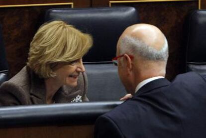 La vicepresidenta económica, Elena Salgado, conversa con el portavoz de CiU, Josep Antoni Duran Lleida, en el Pleno del Congreso.