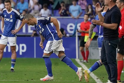 Santi Cazorla debutó con el Oviedo en el partido de la séptima jornada de la Liga Hypermotion, ante el Valladolid.