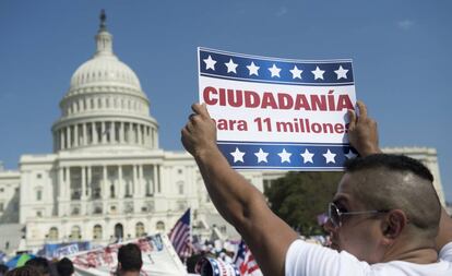 Un hombre sostiene un cartel en una marcha contra la reforma migratoria en Estados Unidos, en 2013 en Washington.