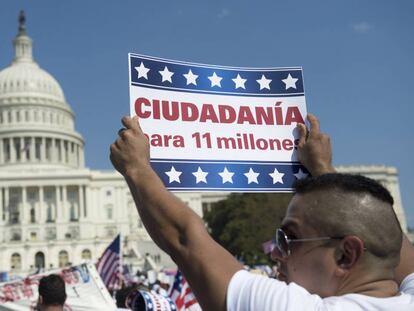 Un hombre sostiene un cartel en una marcha contra la reforma migratoria en Estados Unidos, en 2013 en Washington.