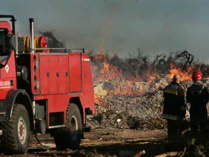 Un incendio arrasa un depósito de maderas en Betxí