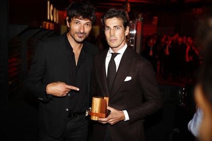 El modelo Andrés Velencoso entregó el premio ICON al modelo Oriol Elcacho.